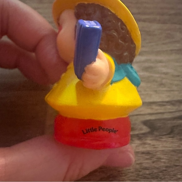 Fischer Price LITTLE PEOPLE MAGGIE Figure 2001 Raincoat Glasses Text Book School - Picture 6 of 8